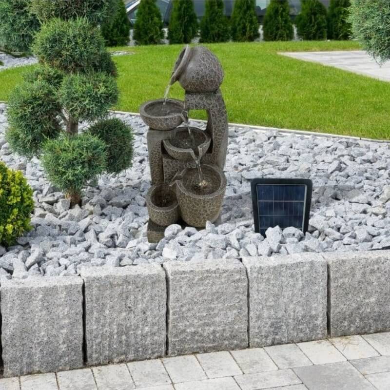 Dekorační fontána v kamenném a elegantním stylu